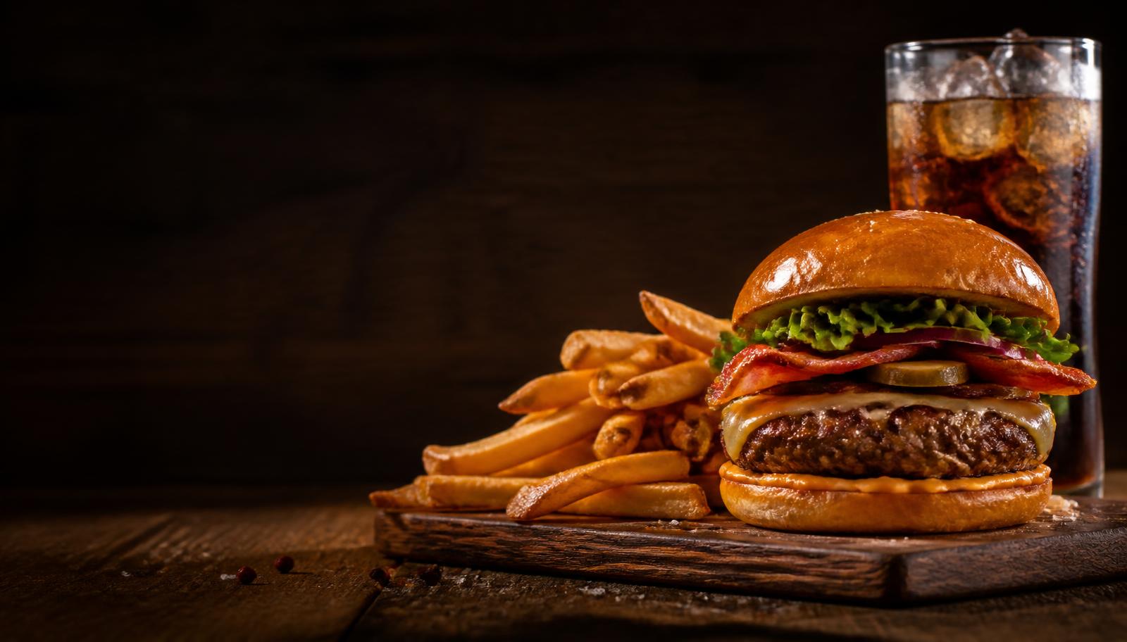 Hambúrguer gourmet com batatas fritas e refrigerante